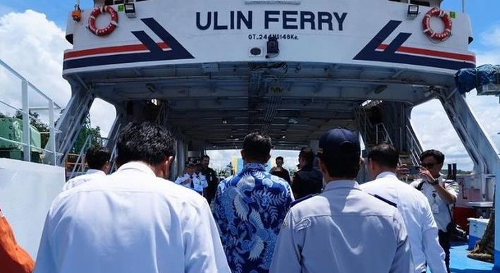 Penjabat Gubernur Kalimantan Timur Akmal Malik melanjutkan peninjauan puncak arus mudik Idulfitri 1445 Hijriyah di Pelabuhan Penyeberangan Kariangau Balikpapan Ahad (7/4/2024).