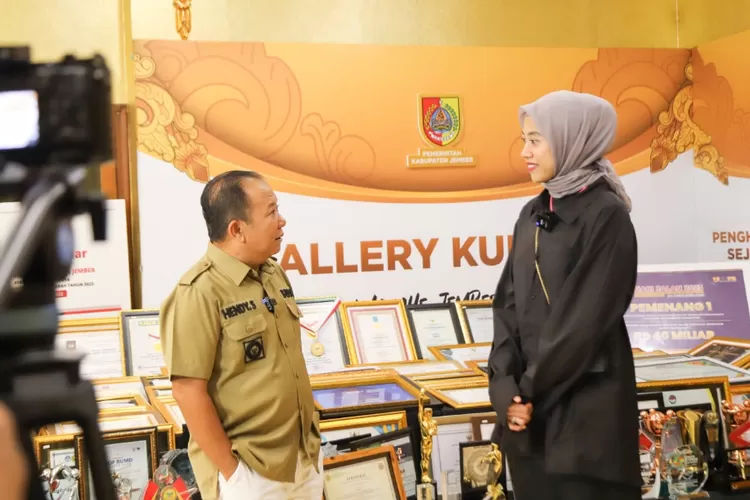 Megawati Hangestri Pertiwi bersama Bupati Jember Hendy Siswanto di Pendapa Wahyawibawagraha.