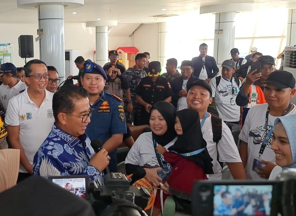General Manager PLN UID Kaltimra Agung Murdifi mendampingi Pj Gubernur Kaltim Akmal Malik, melepas pemudik ke Makassar.  