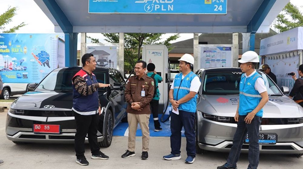 Petugas PLN di Stasiun Pengisian Kendaraan Listrik Umum (SPKLU)