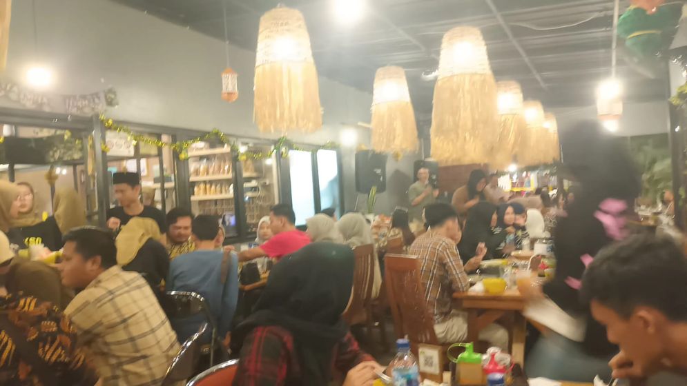 Suasana buka bersama pada salah satu restoran di Palembang