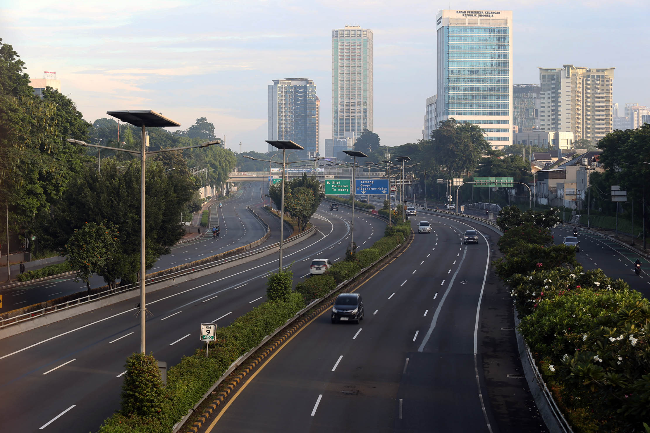 Ditinggal sebagian penghuninya sejumlah ruas jalan di Jakarta nampak lengang dan kualitas udara nampak lebih baik, Rabu 10 April 2024. Foto : Panji Asmoro/TrenAsia