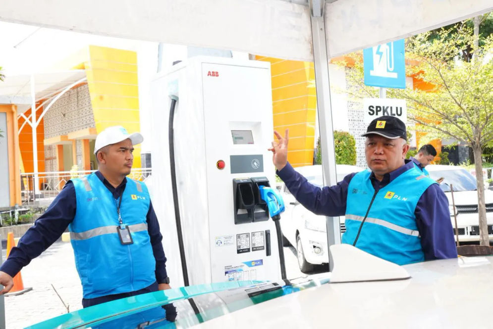 Guna memanjakan pemudik yang menggunakan kendaraan listrik EV (Electric Vehicle), 1.299 unit Stasiun Pengisian Kendaraan Listrik Umum (SPKLU) di 879 lokasi jalur mudik siap melayani pengguna mobil listrik di seluruh Indonesia selama 24 jam.