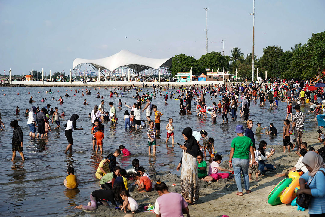 Warga memadati kawasan wisata Pantai Lagoon, Taman Impian Jaya Ancol.  Pihak Ancol Taman Impian sendiri memprediksi pengunjung bisa mencapai sebanyak 80 ribu, jumlah itu berpotensi terus bertambah hingga akhir libur Lebaran. Jumat 12 April 2024 Foto : Panji Asmoro/TrenAsia