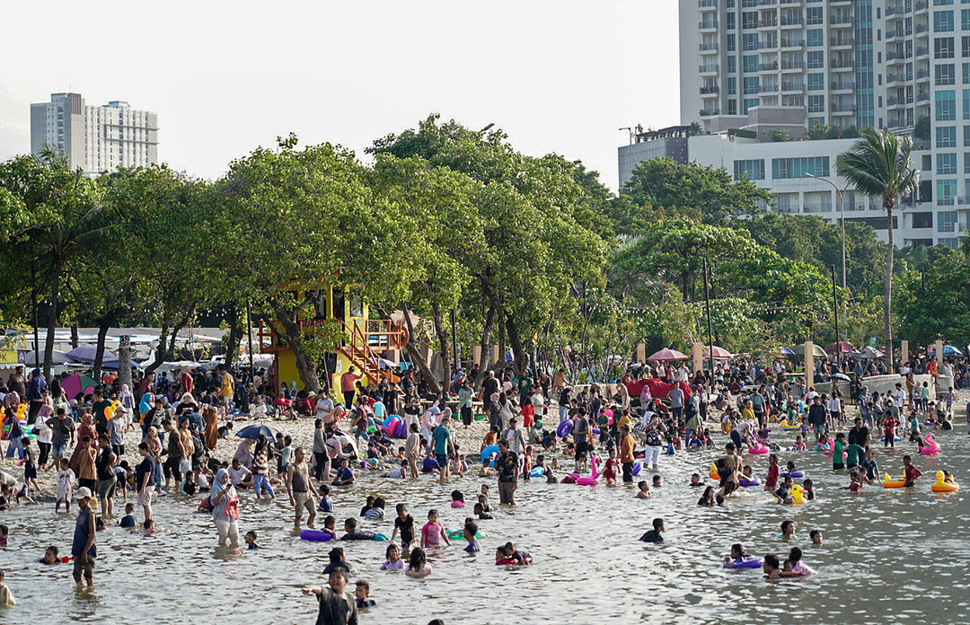 Warga memadati kawasan wisata Pantai Lagoon, Taman Impian Jaya Ancol.  Pihak Ancol Taman Impian sendiri memprediksi pengunjung bisa mencapai sebanyak 80 ribu, jumlah itu berpotensi terus bertambah hingga akhir libur Lebaran. Jumat 12 April 2024 Foto : Panji Asmoro/TrenAsia