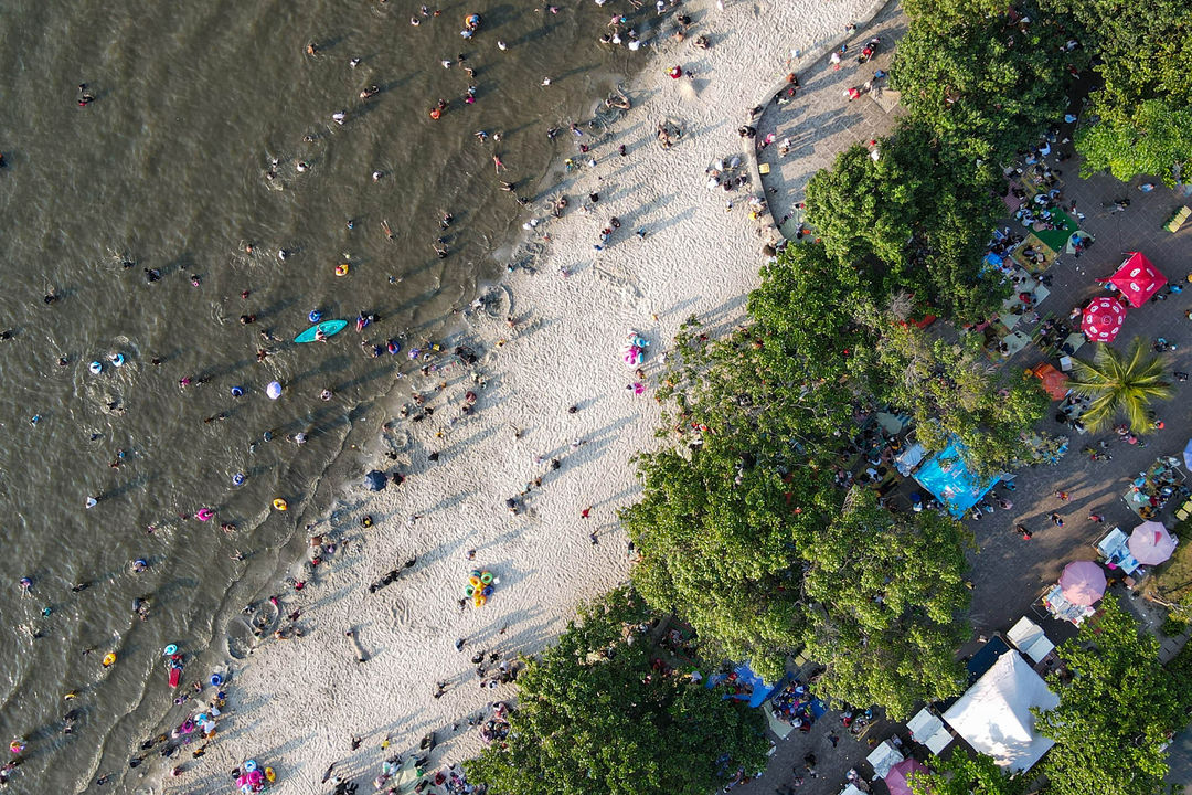 Warga memadati kawasan wisata Pantai Lagoon, Taman Impian Jaya Ancol.  Pihak Ancol Taman Impian sendiri memprediksi pengunjung bisa mencapai sebanyak 80 ribu, jumlah itu berpotensi terus bertambah hingga akhir libur Lebaran. Jumat 12 April 2024 Foto : Panji Asmoro/TrenAsia