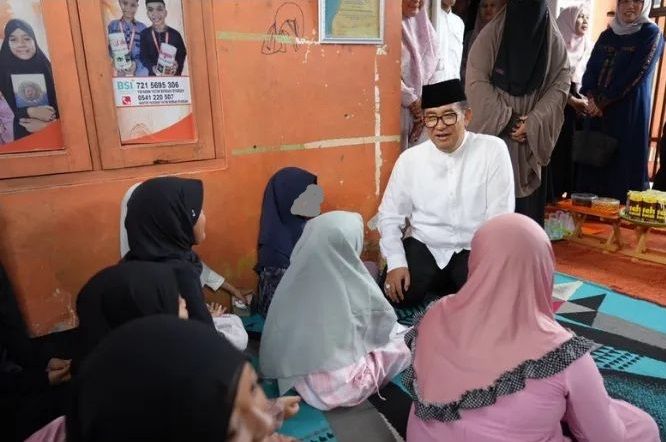 Pj Gubernur Kaltim Akmal Malik berbincang dengan anak-anak Panti Asuhan Kasih Bunda Utari binaan Yayasan Kharisma Pertiwi di Jalan Padat Karya Bengkuring, Kota Samarinda.