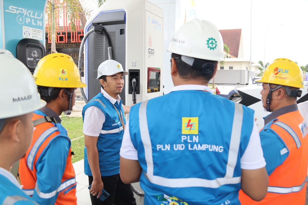 Kehadiran fasilitas Stasiun Pengisian Kendaraan Listrik Umum (SPKLU) menjadi salah satu faktor penting dalam kelancaran arus mudik Lebaran tahun ini bagi pemudik yang menggunakan kendaraan listrik.