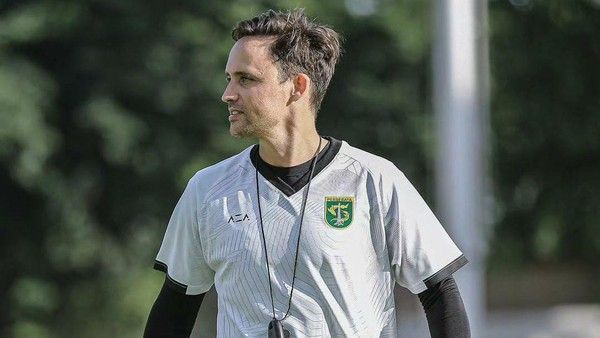 Pelatih Persebaya Paul Munster ingin anak asuhnya menang lebih dari 1 gol