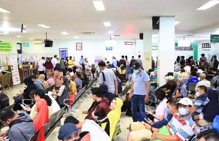 Ratusan pasien di RSUD AW Sjahranie Samarinda (AWS) menunggu layanan.