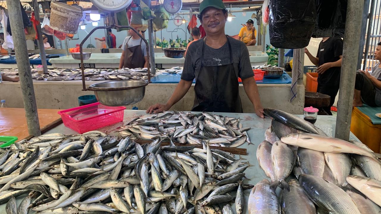 Kenaikan harga ikan ini dikarenakan tingginya permintaan dan minimnya pasokan dari nelayan