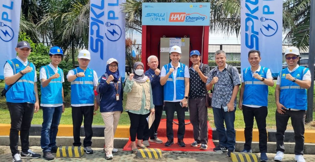 Auditor Ahli Madya Itjen Kementerian ESDM Alpha Febrianto (tengah) didampingi General Manager PLN UID Banten Abdul Mukhlis (kelima dari kanan) beserta jajaran saat melakukan pengecekan kesiapan SPKLU di rest area 13.5 A Tangerang.