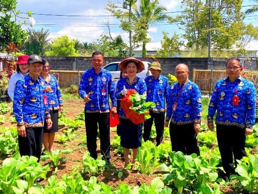 Ketua TP-PKK Jeand'arc Senduk-Karundeng melakukan panen perdana di Kampung Pangan di Kelurahan Walian, Tomohon Selatan. (Foto:istimewa)