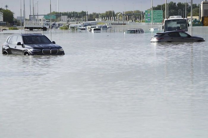Kendaraan terendam banjir di Dubai. (AP/Jon Gambrell)