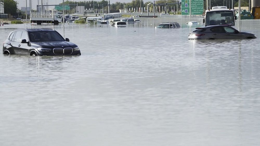 Kendaraan terendam banjir di Dubai.