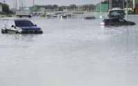 Kendaraan terendam banjir di Dubai.