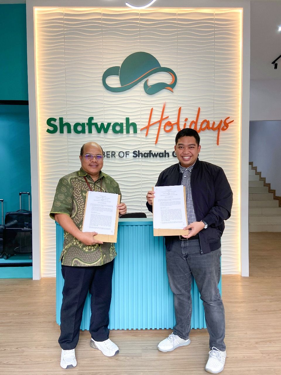 Direktur Shafwah Holidays, Muhammad Syafiq Helmi, dan Kepala Divisi Bisnis Syariah Bank Kalsel, Muhammad. (Foto : Shafwah Holiday)