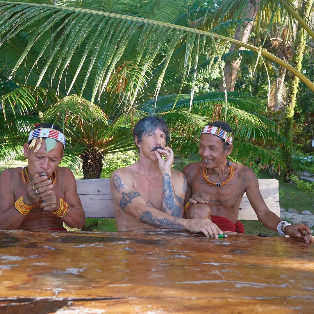 Vokalis Red Hot Chili Peppers Anthony Kiedis bersama warga lokal Pulau Mentawai