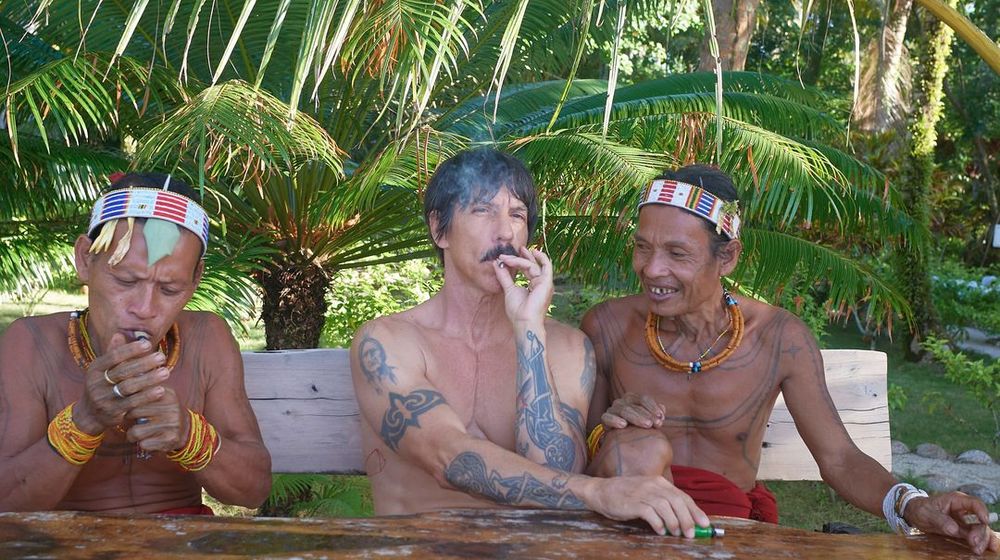 Vokalis Red Hot Chili Peppers Anthony Kiedis bersama warga lokal Pulau Mentawai