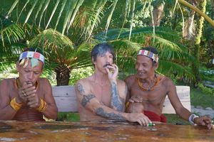 Vokalis Red Hot Chili Peppers Anthony Kiedis bersama warga lokal Pulau Mentawai