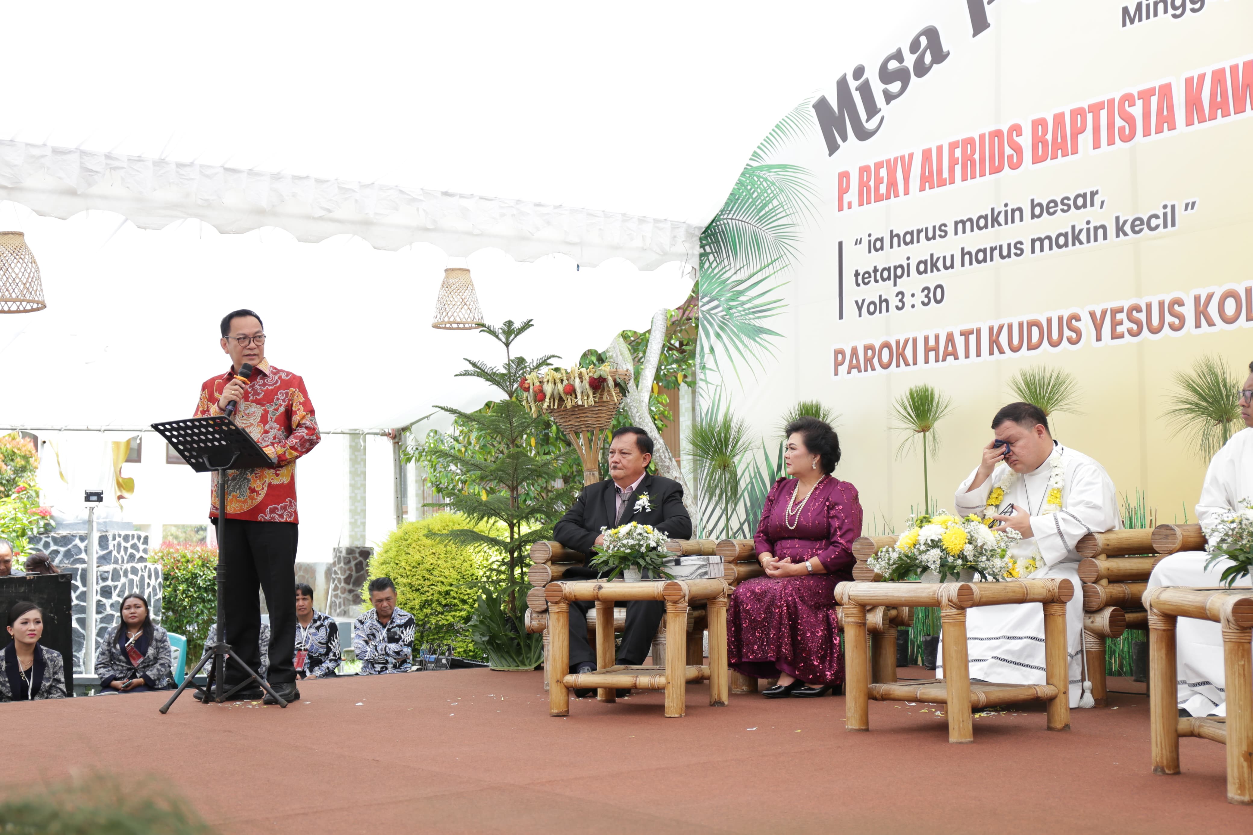 Wali Kota Tomohon Caroll J.A Senduk saat membawakan sambutan Misa Perdana Imam Baru Pastor Rexi Alfrids Baptista Kawuwung, MSC di Gereja Katolik Hati Kudus Yesus Kolongan Tomohon (Foto: Jor)