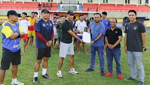 AWK, Senator NTT dan Pendiri Flores United FC Sumbang Rp 80 Juta untuk Perse Ende