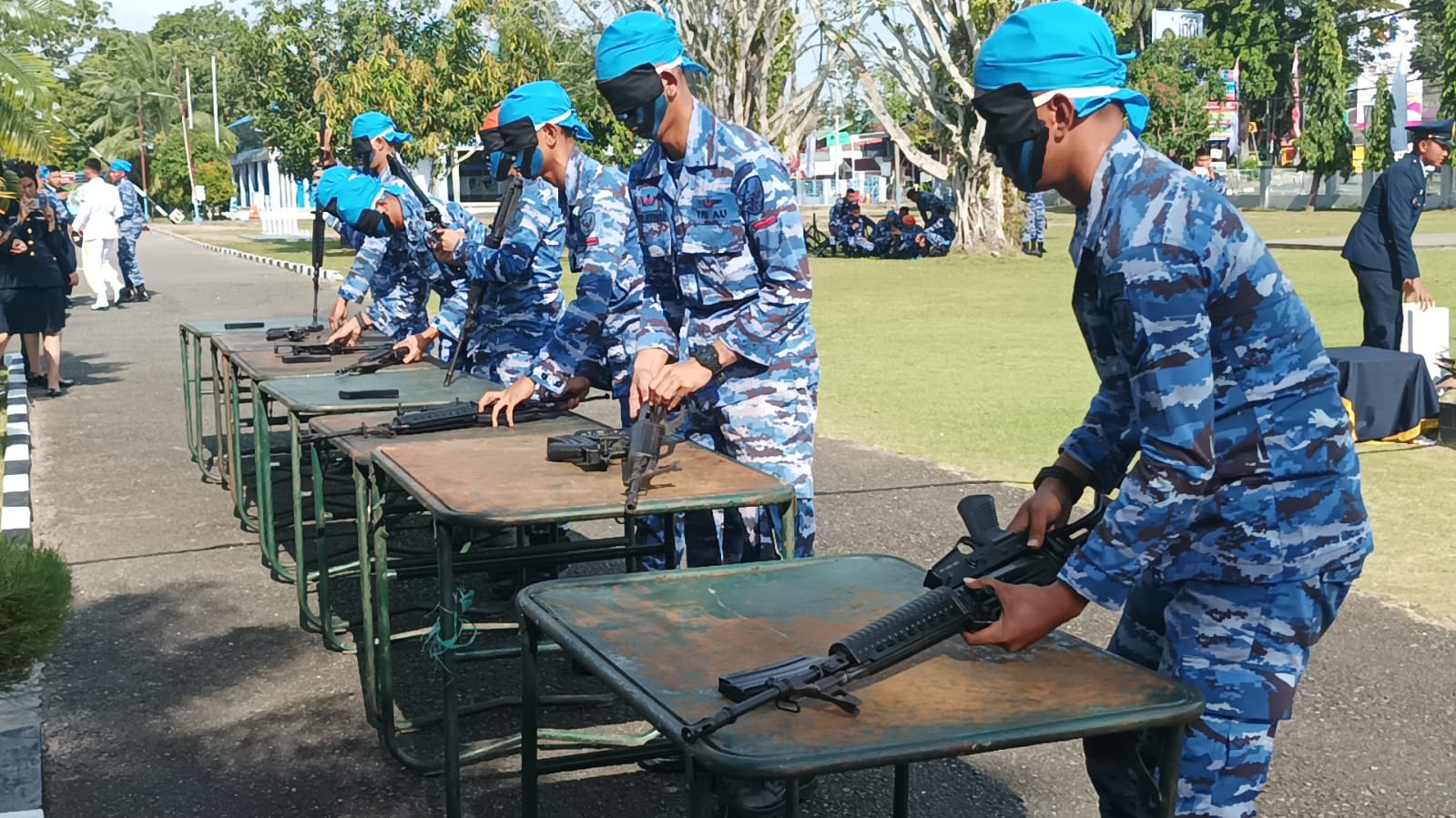 Kemeriahan HUT ke-78 TNI AU semakin terasa dengan demonstrasi keahlian yang ditampilkan oleh para prajurit Lanud Dhomber.