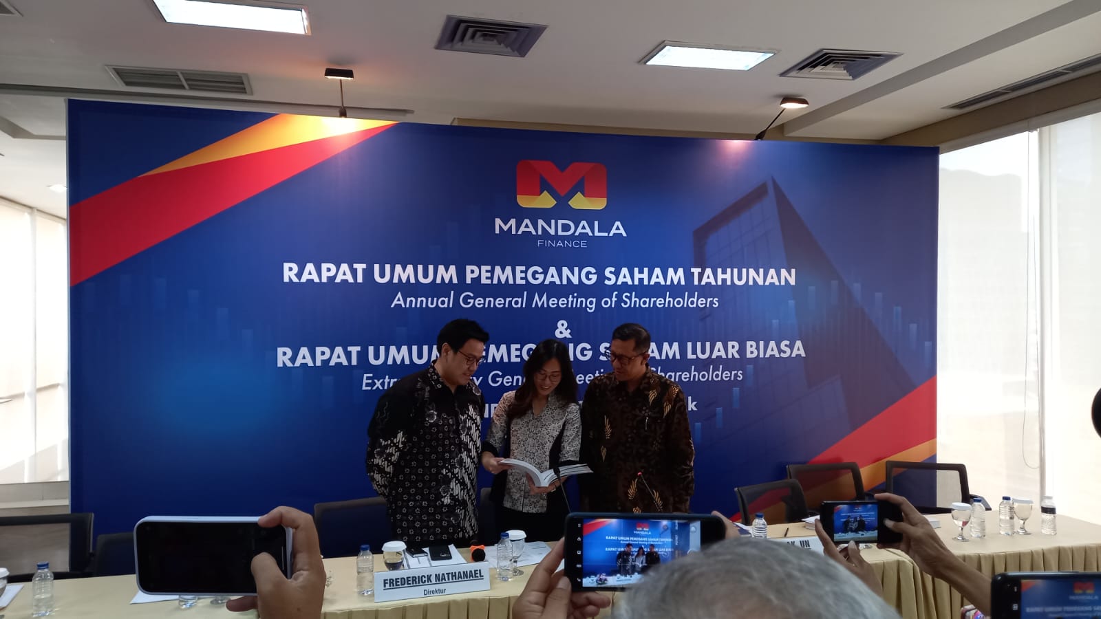 Konferensi pers Rapat Umum Pemegang Saham Tahunan (RUPST) PT Mandala Multifinance Tbk (MFIN) di Jakarta, Selasa, 23 April 2024.