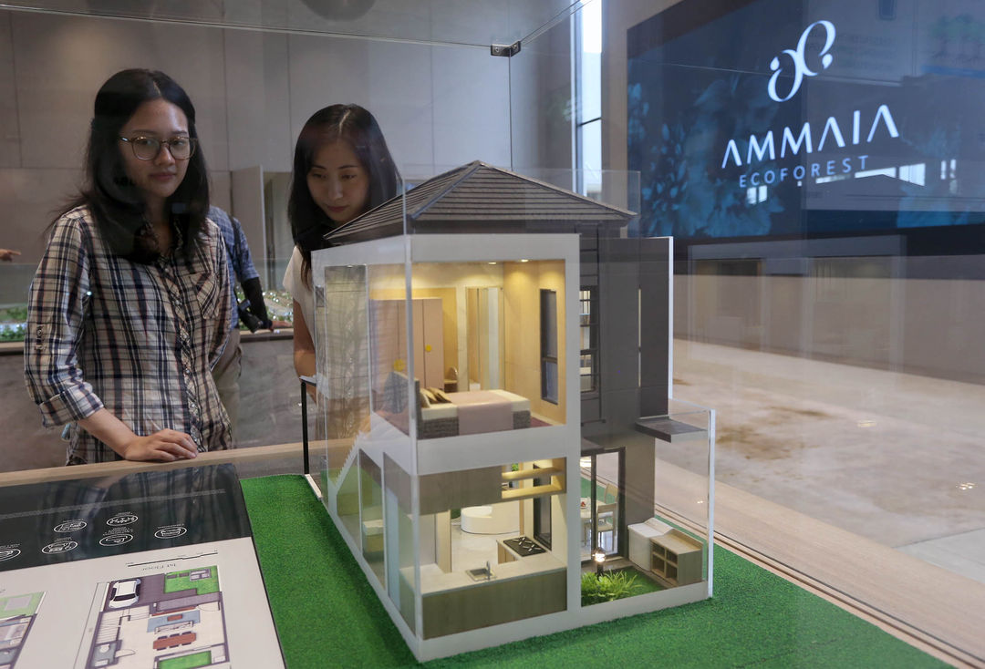 Pengunjung melihat maket rumah sebuah perumahan mewah ramah lingkungan di Ammaia Ecoforest Cikupa, Kabupaten Tangerang. Rabu 24 April 2024. Foto : Panji Asmoro/TrenAsia