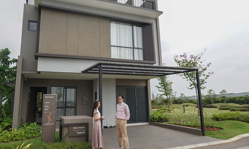 Head of Corporate Communications Astra Land Indonesia Demmy Indranugroho tengah menunjukkan rumah contoh AMMAIA Ecoforest di Tangerang, 24 April 2024. Foto : Panji Asmoro/TrenAsia