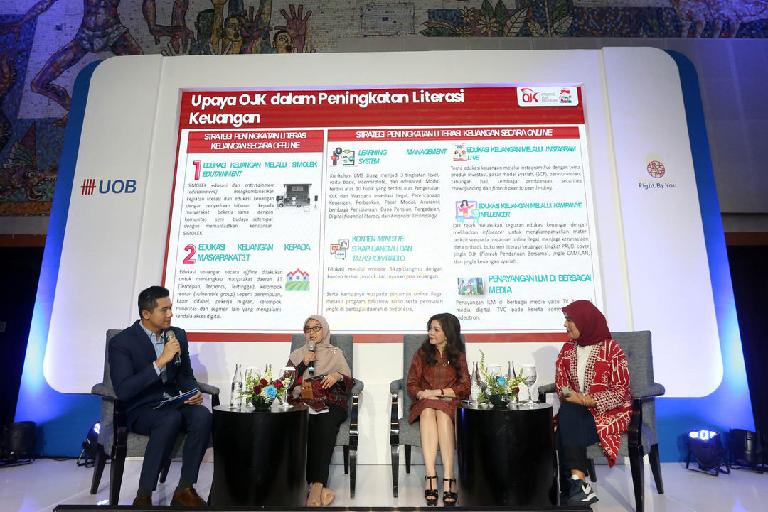 Deputi Direktur Pelaksanaan Edukasi Keuangan Otoritas Jasa Keuangan Halimatus Sadiyah (kedua kiri), Head of Deposit and Wealth Mangement UOB Indonesia Vera Margaret (kedua kanan), dan Psikolog, Pendidik, serta Pendiri Sekolah Cikal Najelaa Shihab (kanan) memberikan pemaparan mengenai Membangun Budaya Keuangan yang Sehat bagi Generasi Muda dalam acara UOB Media Literacy Circle di Jakarta. Rabu 24 April 2024. Foto : Panji Asmoro/TrenAsia