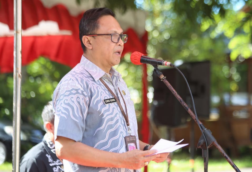 Sekretaris Daerah Kota Tomohon Edwin Roring sebagai Inspektur Upacara Memperingati Hari Otonomi Daerah Ke-28 Tahun 2024 saat membacakan arahan dari Mendagri RI Tito Karnavian. (Foto: Jor)