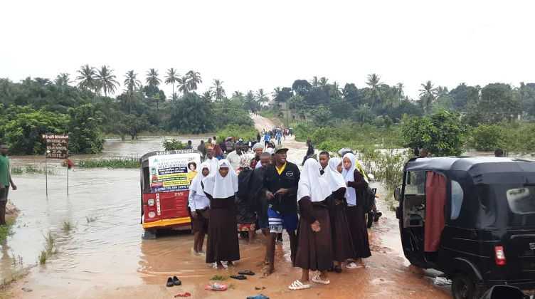 Anak-anak sekolah terdampar karena jembatan River Zingiziwa yang rusak di Dar es Salaam, Tanzania (AP)