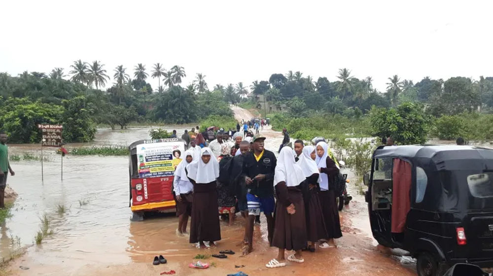 Anak-anak sekolah terdampar karena jembatan River Zingiziwa yang rusak di Dar es Salaam, Tanzania