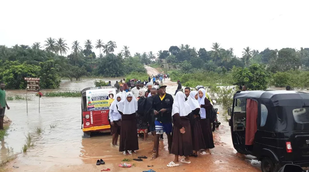 Anak-anak sekolah terdampar karena jembatan River Zingiziwa yang rusak di Dar es Salaam, Tanzania (AP)