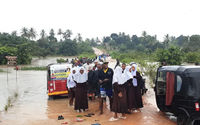 Anak-anak sekolah terdampar karena jembatan River Zingiziwa yang rusak di Dar es Salaam, Tanzania