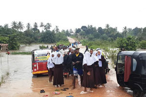 Anak-anak sekolah terdampar karena jembatan River Zingiziwa yang rusak di Dar es Salaam, Tanzania