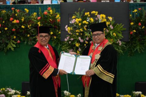Akmal menerima sertifikat pengukuhan dari Rektor Unissula Prof Gunarto.