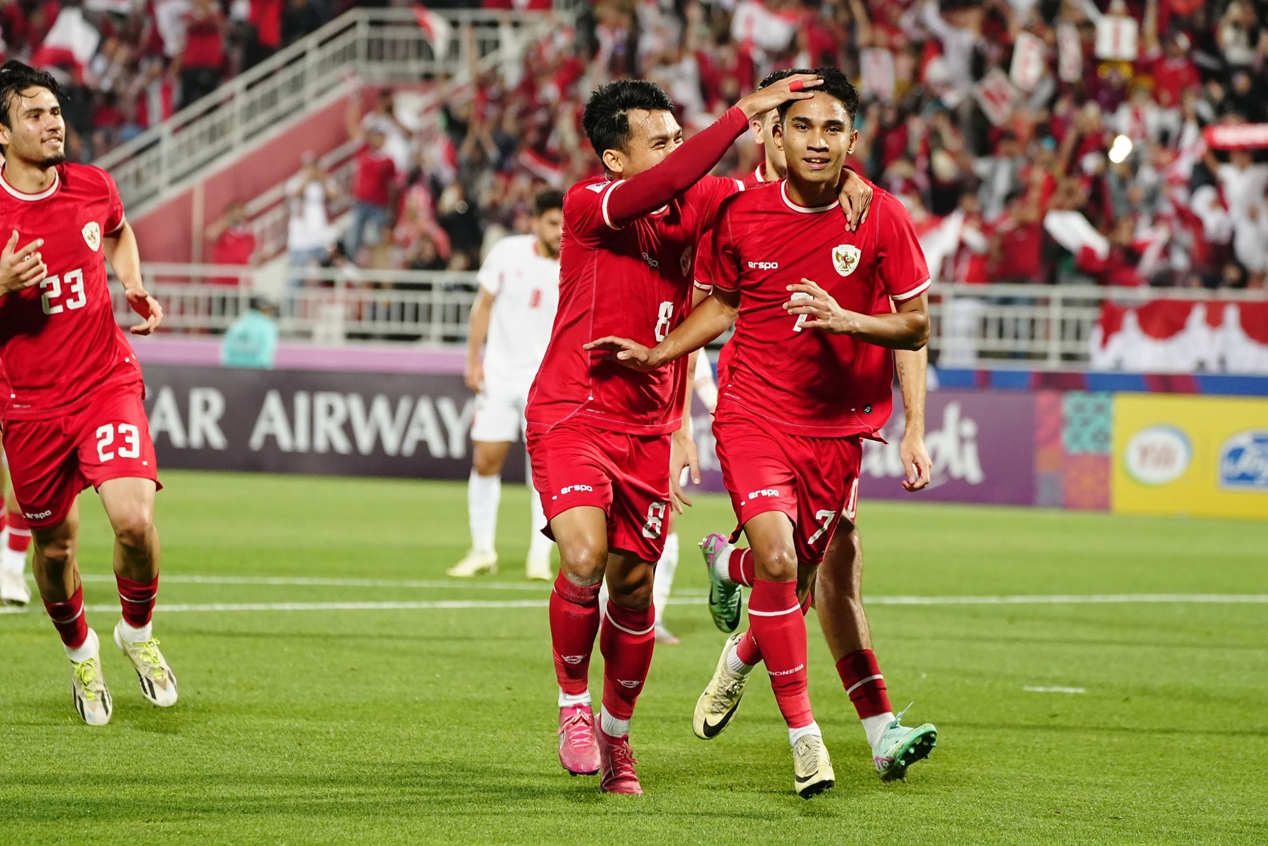 Sebanyak 23 pengusaha memberikan bonus untuk Timnas Indonesia U-23 asuhan Shin Tae-yong sebesar Rp23 miliar usai mencetak sejarah pertama kalinya lolos ke semifinal Piala Asia U-23 yang dihelat di Qatar.