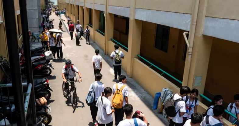 Siswa berjalan di dalam Commonwealth High School, di Kota Quezon, Metro Manila, Filipina. (Reuters/Lisa Marie David)