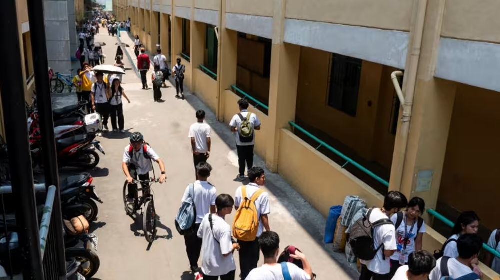 Siswa berjalan di dalam Commonwealth High School, di Kota Quezon, Metro Manila, Filipina