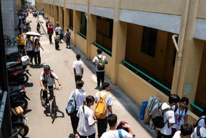 Siswa berjalan di dalam Commonwealth High School, di Kota Quezon, Metro Manila, Filipina