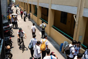Siswa berjalan di dalam Commonwealth High School, di Kota Quezon, Metro Manila, Filipina