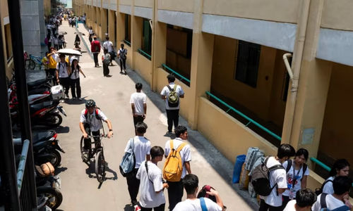 Siswa berjalan di dalam Commonwealth High School, di Kota Quezon, Metro Manila, Filipina