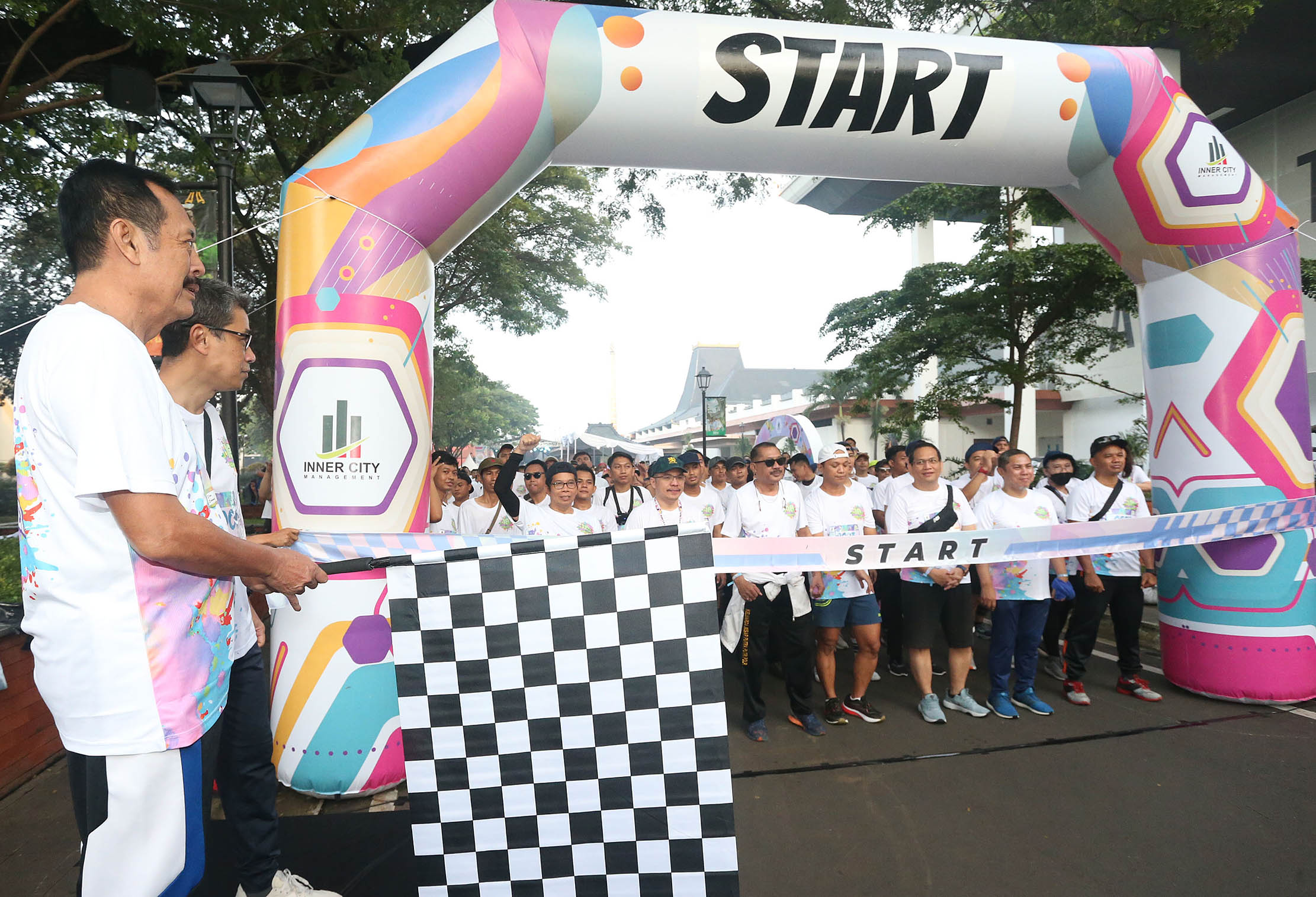 Direktur Inner City Management Noer Indradjaja bersama Direktur Operasional Krisdiarto Adi Pranoto  melepas ratusan peserta Color Run #Togetherun yang akan lari sejauh 5 kilometer mengelilingi Taman Mini Indonesia Indah. Foto : Panji Asmoro/TrenAsia