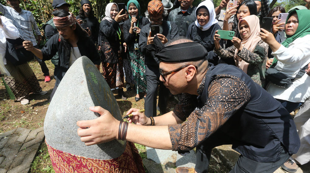 Peresmian Tugu Kalpataru - Panji 1.jpg