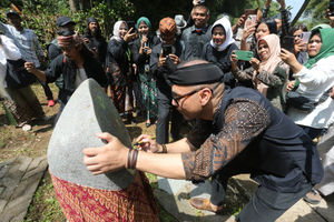 Peresmian Tugu Kalpataru - Panji 1.jpg