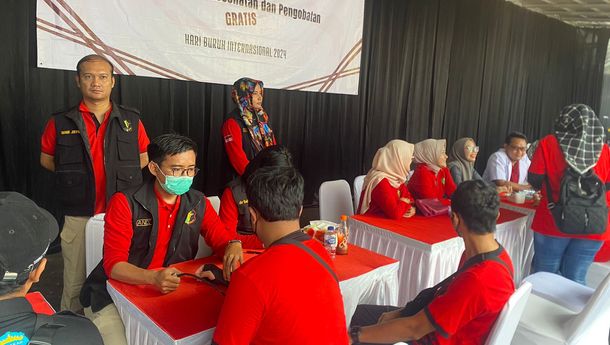 Peringatan Hari Buruh, Polda Lampung Beri Layanan Kesehatan Gratis dan Pasar Murah