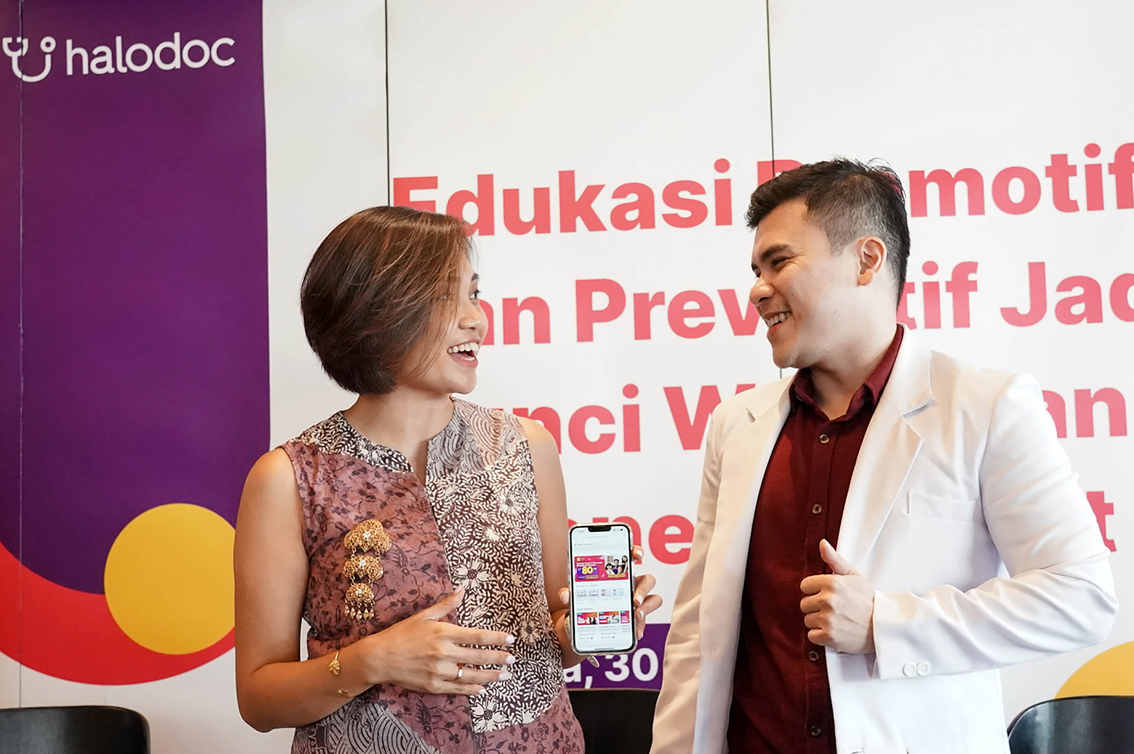 Chief Operating Officer Halodoc Veronica Utami bersama dr. Alfi Auliya Rachman, MKM, C.DCAP saat diskusi media dengan tema pentingnya kesehatan preventif bagi masyarakat khususnya pemanfaatan vaksinasi. Foto : Panji Asmoro/TrenAsia