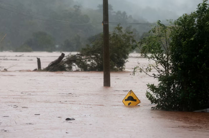 Sebuah jalan banjir terlihat di dekat Sungai Taquari saat hujan lebat di kota Encantado di Rio Grande do Sul, Brasil. (Reuters/Diego Vara)